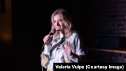 Valeria Vulpe, pe scenă, în timpul unui spectacol de stand-up