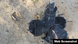 Батыс Қазақстан облысы Қызылтал ауылында табылған дрон бөлшектері. 23 қазан 2025 жыл. Оқырмандардың "Уральская неделя" басылымына жіберген суретінен алынған скришот