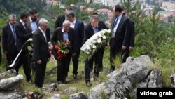 Бакір Ізетбегович кладе вінок до місця вбивства сербів, Сараєво, 13 червня 2016 року 