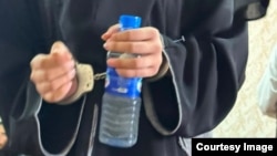 یک زن دست‌بسته در بازداشت طالبان. این عکس را یک منبع به رادیو آزادی فرستاده است و رادیو آزادی نمی‌تواند آن را به‌گونهٔ مستقل تأیید کند.