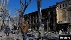 Луѓе поминуваат покрај детска болница оштетена од гранатирање во Донецк, Украина, на 9 март 2026 година