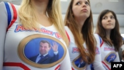 Сторонницы Дмитрия Медведева, пришедшие на очередную встречу с президентом России, вызвали к себе особое отношение в сети.