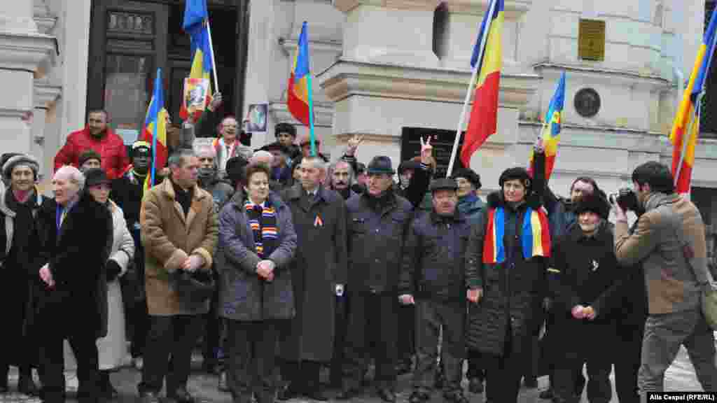 Trec&acirc;nd şi pe la fostul sediu al Sfatului Ţării, unde s-a votat Actul Unirii