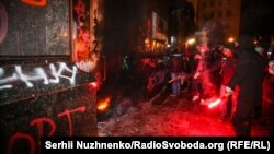 Під час акції на підтримку Сергія Стерненка 20 березня було розмальовано частину фасаду Офісу президента, вибито скло з вхідних дверей