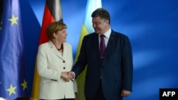 Канцлер Німеччини Анґела Меркель та президент України Петро Порошенко