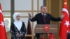 Recep Tayyip Erdoğan və xanımı Emine prezident sarayında keçirilən mərasimdə