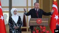 Турскиот претседател Реџеп Таип Ердоган и неговата сопруга Емине
