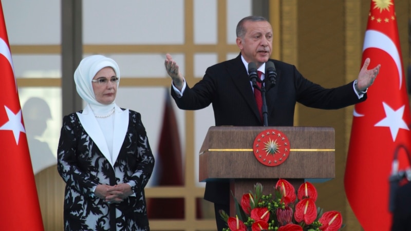 Турскиот потпретседател и новите министри положија заклетва