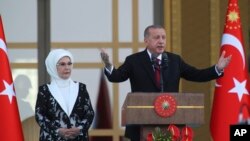 Түркиянын президенти Режеп Тайып Эрдоган аялы Эмине менен. 9-июль, 2018-жыл. 