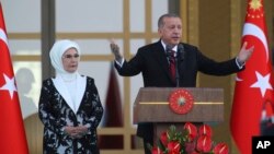 Թուրքիայի նախագահ Ռեջեփ Էրդողանը և նրա կինը՝ Էմինեն նախագահական պալատում կայացած արարողության ժամանակ, Անկարա, 9-ը հուլիսի, 2018թ․