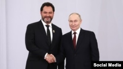 Opera singer Ildar Abdrazakov (left) and Russian President Vladimir Putin (file photo)