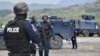 Pjesëtarë të njësive speciale të Policisë së Kosovës në afërsi të pikëkalimit kufitar të Jarinjës. 20 shtator 2021.