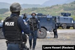 (Policët e Kosovës në veri të vendit gjatë aksionit për zbatimin e vendimit për reciprocitetin për targat e Serbisë, Reuters)