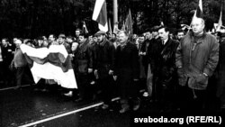 Дзень волі 1997 год. Ад цэнтру зьлева направа — Юры Хадыка, Юры Захаранка, Генадзь Карпенка.