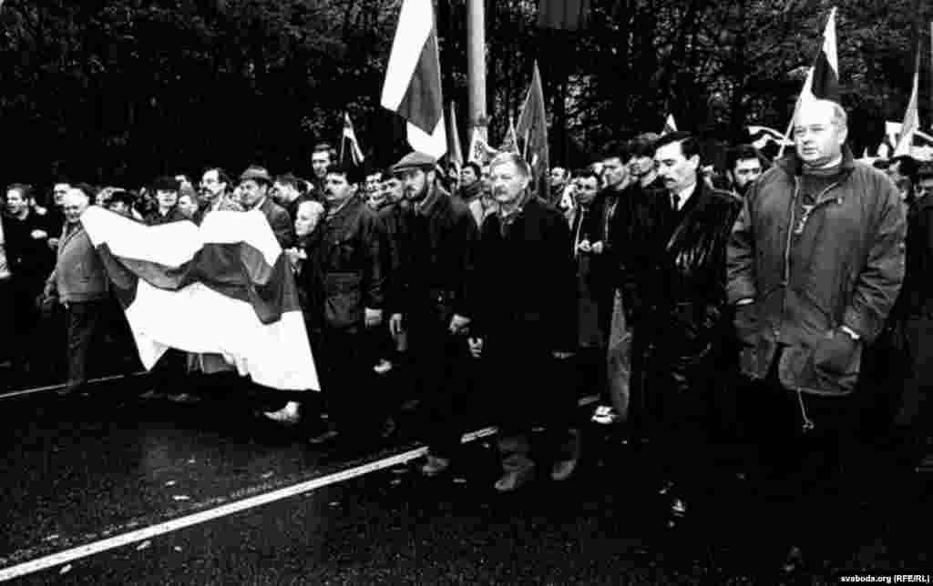 Дзень Волі ў 1997-м. Юры Захаранка ідзе сярод дэманстрантаў