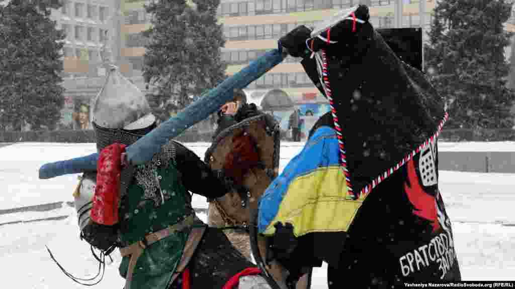 Лицарський герць (двобій) на спорт-мечах. Учасники бою &ndash; представники місцевого клубу &laquo;Братство сталі&raquo;