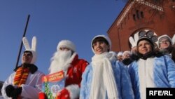 Belarusian activists march to parliament with their petition.