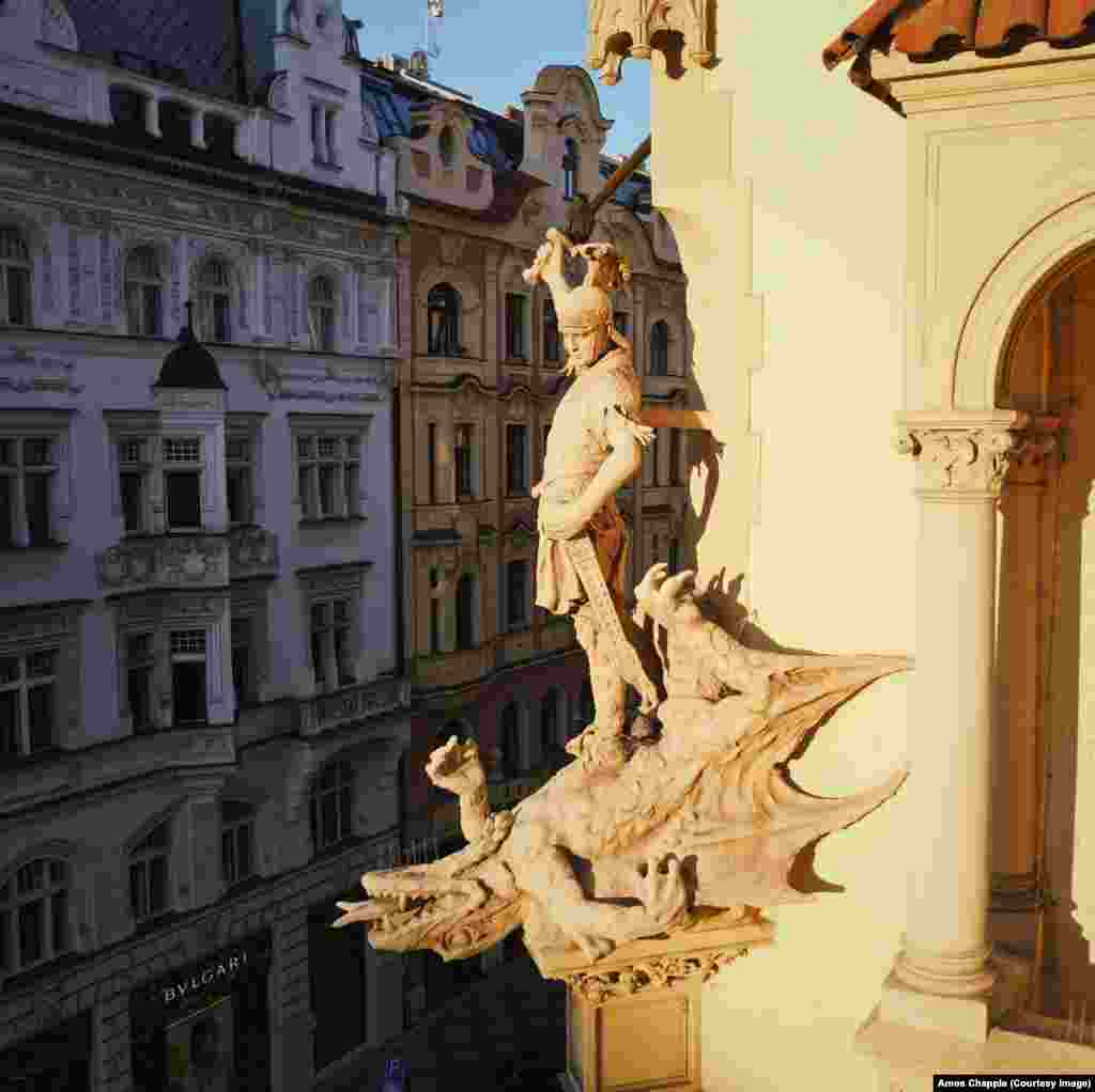 Святий Георгій убиває дракона на розі даху будівлі на Паризькій вулиці неподалік Староміської площі