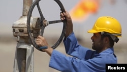 عامل عراقي في حقل الناصرية النفطي