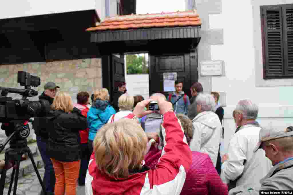 Sstrani turisti ulaze u današnju zgradu Muzeja Hercegovine, gdje je prebačen antički reljef