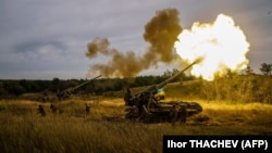 Украинские военные используют самоходные пушки 2С7 во время боев с российскими военными на востоке Украины. Август 2022 года