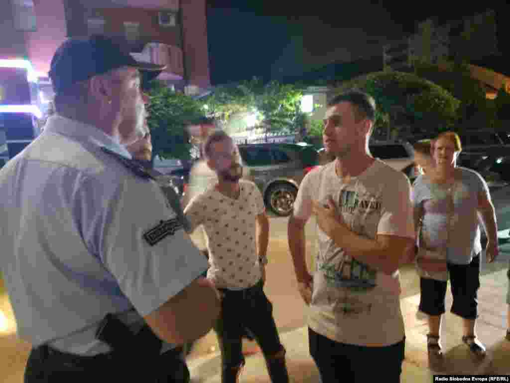 МАКЕДОНИЈА - На подрачјето на Дебар, СВР Охрид спроведе превентивна кампања Соседска патрола. Портпаролот на СВР Охрид, Стефан Димовски, изјави дека целта на кампањата е родителите да видат каде нивните деца излегуваат, како и во каков амбиент младите се забавуваат во ноќните часови, какви се условите каде што излегуваат, кои угостителски и други јавни места најчесто ги посетуваат, кои се проблемите кои можат да се случат во текот на ноќните забави и како полициските службеници практично ги применуваат своите полициски овластувања.