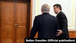 Президенты Казахстана и Кыргызстана Нурсултан Назарбаев и Сооронбай Жээнбеков.