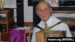 Виктор Ковальчук играет на баяне во время литературно-музыкального вечера в Украинском национально-культурном обществе Севастополя, 18 октября 2017 года
