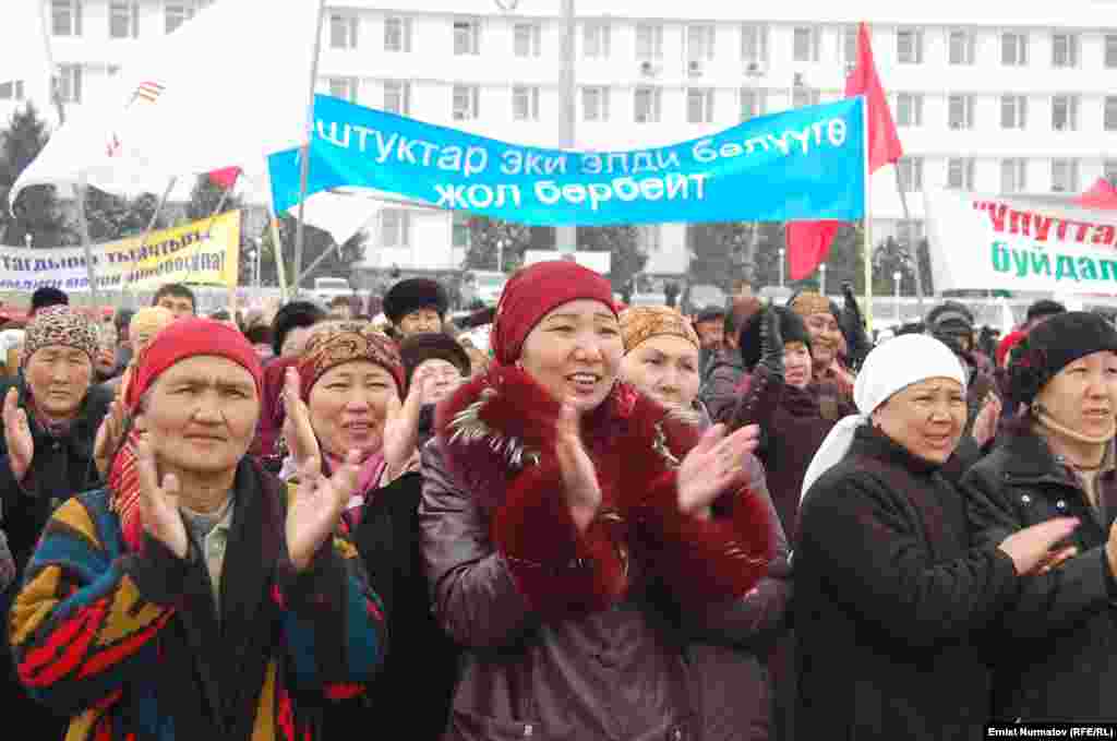 14-мартта Ошто "Улуттар биримдигинин" тарапкерлери митингге чыкты. Митингчилер үч участокто кайра шайлоо өткөрүү жана "Улуттар биримдиги" партиясына шаар кеңештен 23 орун берилсин деген талаптарын айтышты.