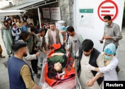 کودک زخم برداشته از انفجار در مکتب سیدالشهدا در غرب کابل