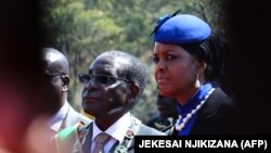 در این تصویر از سال ۲۰۱۵ موگابه و همسرش گریس در یک جشن ملی دیده می‌شوند