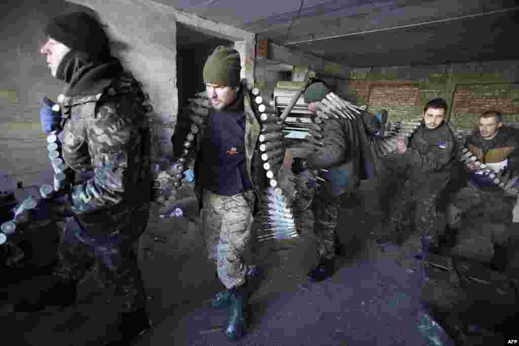 Українські солдати споряджають БМП (бойову машину піхоти) до бою. Село Піски під Донецьком, 3 грудня 2014 року