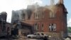 Знищений будинок і автомобіль внаслідок бою між проросійськими бойовиками і українськими військовими у Слов'янську, 8 червня 2014 року