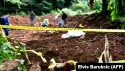 Članovi tima bosanskohercegovačkih forenzičara tragaju za ljudskim ostacima na mjestu masovne grobnice u selu Tugovo, kod Vlasenice, fotoarhiv