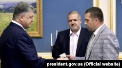 Петр Порошенко назначил Бориса Бабина (справа) новым постпредом в Крыму, 17 августа 2017 года 