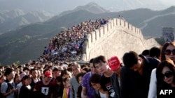 Turiști la Marele Zid chinezesc, într-o fotografie de arhivă.