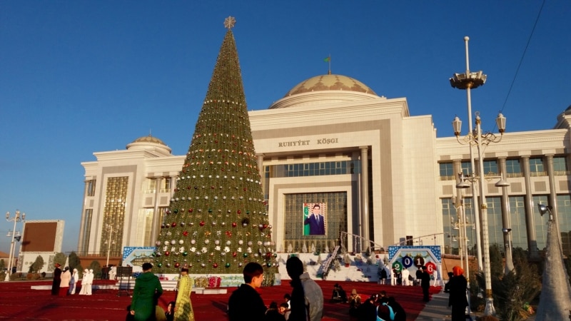 Lebapda Täze ýyl mynasybetli geçiriljek çärelere taýýarlyklar başlandy, talyplar bulary harby gulluk’ atlandyrýar