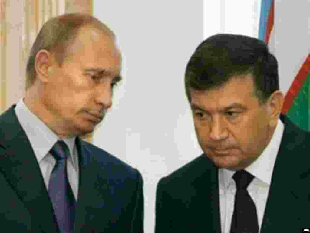 Uzbekistan -- Prime Minister Shavkat Mirziyayev (R) meets with his Russian counterpart Vladimir Putin in Tashkent, 02Sep2008 - UZBEKISTAN, Tashkent : Russian Prime Minister Vladimir Putin (L) meets with his Uzbek counterpart Shavkat Mirziyayev (R) in Tashkent on September 2, 2008. Putin is participating in regional and bilateral discussions during his working visit to Uzbekistan.