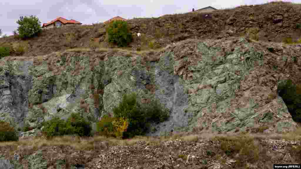 На лівому березі річки, біля села Українка, знаходиться Курцівський кар&#39;єр, який давно не функціонує, де раніше в промислових масштабах жителі околиць добували камінь &ndash; альбітові діабази