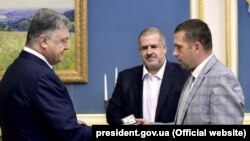 Petro Poroşenko (soldan) Ukraina prezidentiniñ Qırımdaki yañı temsilcisi Boris Babinni tayin ete (sağdan) , 2017 senesi avgustnıñ 17