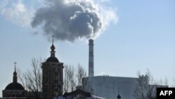 Fumul produs de o uzină de incinerare a deșeurilor, într-o suburbie a Moscovei.