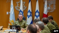 Lt. Gen. Herzi Halevi (stânga) la o ședință de analiză duminică, 14 aprilie, la baza militară Kirya, care găzduiește Ministerul israelian al Apărării. 
