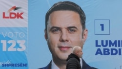 Një person kalon pranë një bilbordi me fotografinë e kreut të LDK-së, Lumir Abdixhiku, në Prishtinë më 21 dhjetor 2025. 