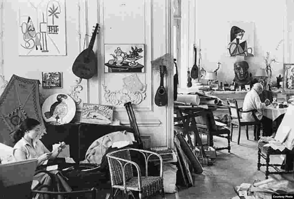 © David Douglas Duncan, Picasso paints while Jaquline reads. La Californie, 1957