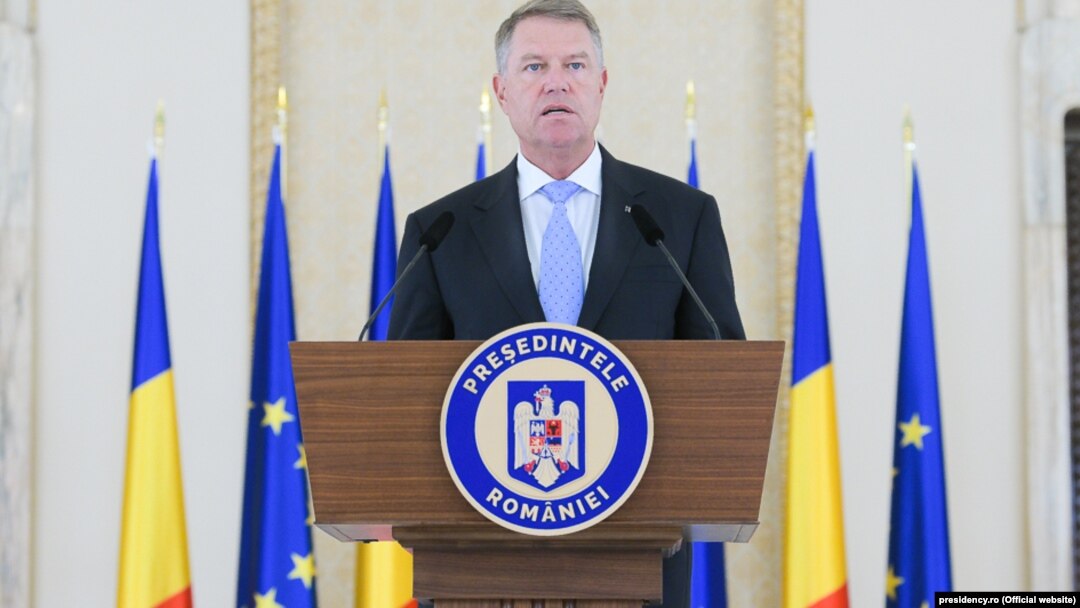 Un alt motiv identificat de Roșia Today pentru întârzierea acceptării miniștrilor interimari ar fi că s-a stricat aerul condiționat în sala de la Cotroceni unde se depun jurămintele