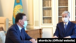Президент Казахстана Касым-Жомарт Токаев и премьер-министр Аскар Мамин. После парламентских выборов Мамин, который был назначен главой правительства при Нурсултане Назарбаеве, сохранил пост.