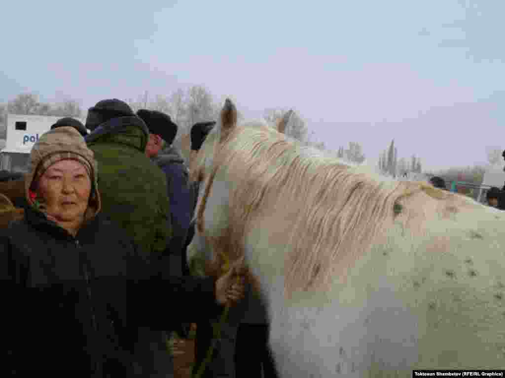 Бул жылкынын баасы үчүн ээси 70 миң сурап турат.&nbsp;Жылкынын баасы 20ден 90 миңге чейин. 