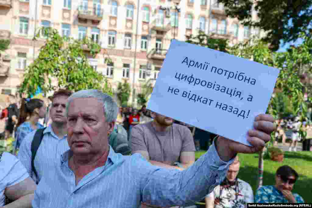 До переходу в Міністерство оборони Федоров уже був одним із найупізнаваніших урядовців України. Протягом шести років він очолював Мінцифри, де відповідав за цифровізацію державних послуг і запуск застосунку «Дія». Після початку повномасштабної війни його команда також розвивала напрям оборонних технологій: від проєкту «Армія дронів» до масштабування виробництва безпілотників і розгортання системи Starlink для українських військових