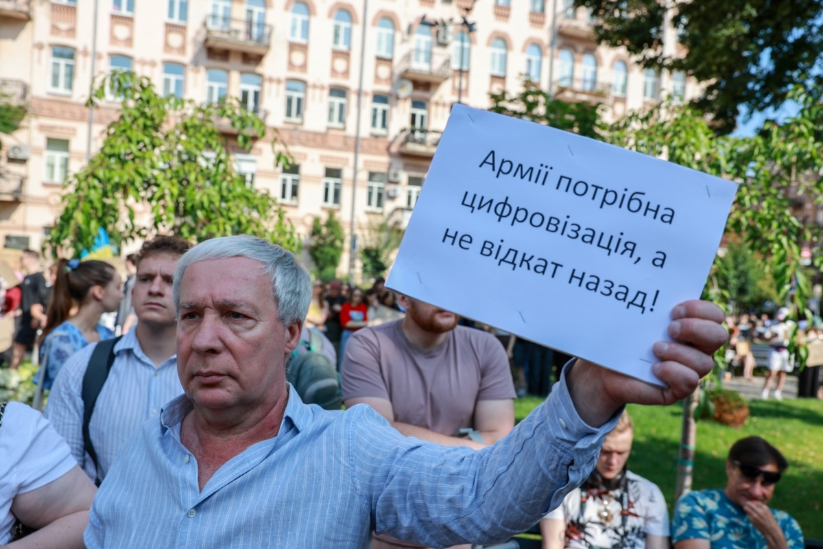 До переходу в Міністерство оборони Федоров уже був одним із найупізнаваніших урядовців України. Протягом шести років він очолював Мінцифри, де відповідав за цифровізацію державних послуг і запуск застосунку «Дія». Після початку повномасштабної війни його команда також розвивала напрям оборонних технологій: від проєкту «Армія дронів» до масштабування виробництва безпілотників і розгортання системи Starlink для українських військових