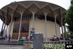 تلویزیون ملی ایران نهادهای باارزشی از جمله تئاتر شهر را ایجاد کرد